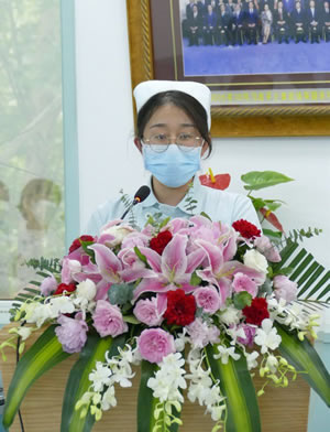 护士党员代表姜景红发言
